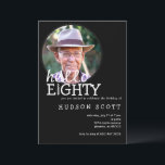 Invitation 80th Mens Anniversaire Photo Bonjour 80th Black<br><div class="desc">Célébrez "Hello to Eighty" avec cette invitation d'anniversaire élégante et sophistiquée. L'élégante toile de fond noire contraste magnifiquement avec le texte blanc épuré et les détails charmants des bougies, apportant une touche raffinée mais festive au design. Le libellé décontracté et accueillant donne le ton d'une célébration passionnante. De plus, un...</div>