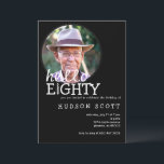 Invitation 80th Mens Anniversaire Photo Bonjour 80th Black<br><div class="desc">Célébrez "Hello to Eighty" avec cette invitation d'anniversaire élégante et sophistiquée. L'élégante toile de fond noire contraste magnifiquement avec le texte blanc épuré et les détails charmants des bougies, apportant une touche raffinée mais festive au design. Le libellé décontracté et accueillant donne le ton d'une célébration passionnante. De plus, un...</div>