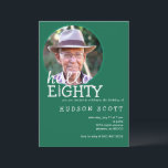 Invitation 80th Mens Anniversaire Photo Bonjour 80th Green<br><div class="desc">Célébrez "Hello to Eighty" avec cette invitation d'anniversaire élégante et sophistiquée. L'élégante toile de fond verte contraste avec le blanc épuré du texte et les détails charmants des bougies, apportant une touche raffinée mais festive au design. Le libellé décontracté et accueillant donne le ton d'une célébration passionnante. De plus, un...</div>