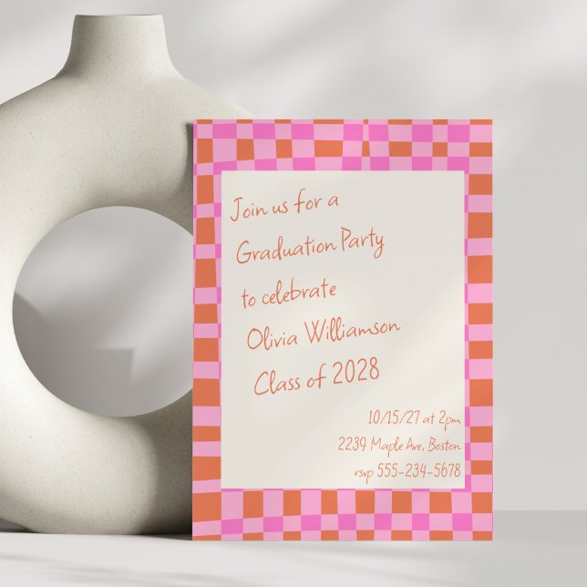 Invitation à damiers Pink Orange Script Fun Graduation Party (Créateur téléchargé)