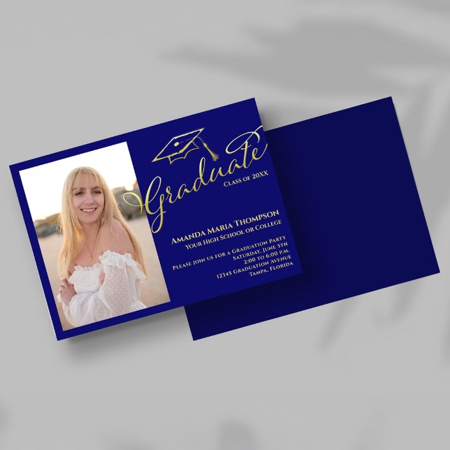 Invitation à la fête de fin d'études Blue Gold Scr (Navy blue and gold script graduation photo invitation with cap illustration and elegant typography.)