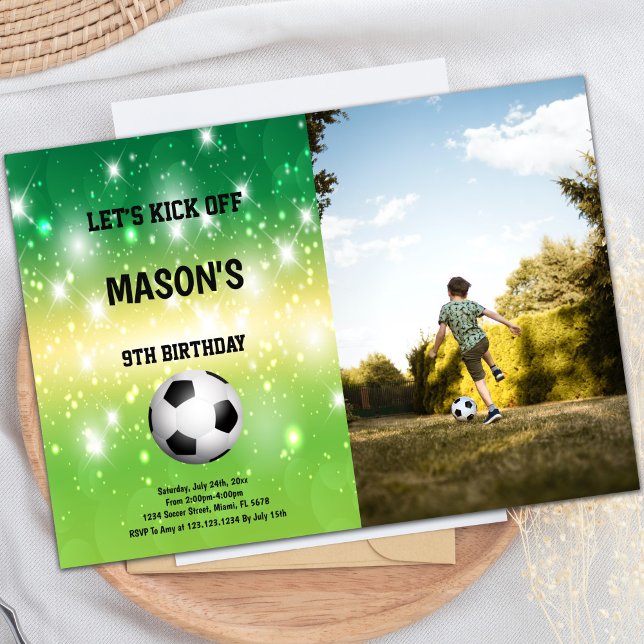 Invitation à la fête de foot brillante (Ball in Center Shine Soccer Birthday Photo Invitation)