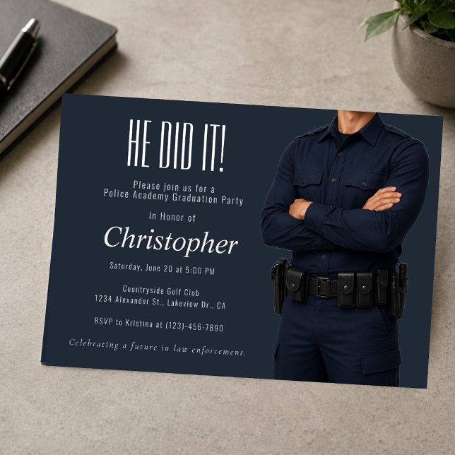 Invitation à la fête de remise des diplômes de l'a (Police academy graduation party invitation with modern navy masculine design)