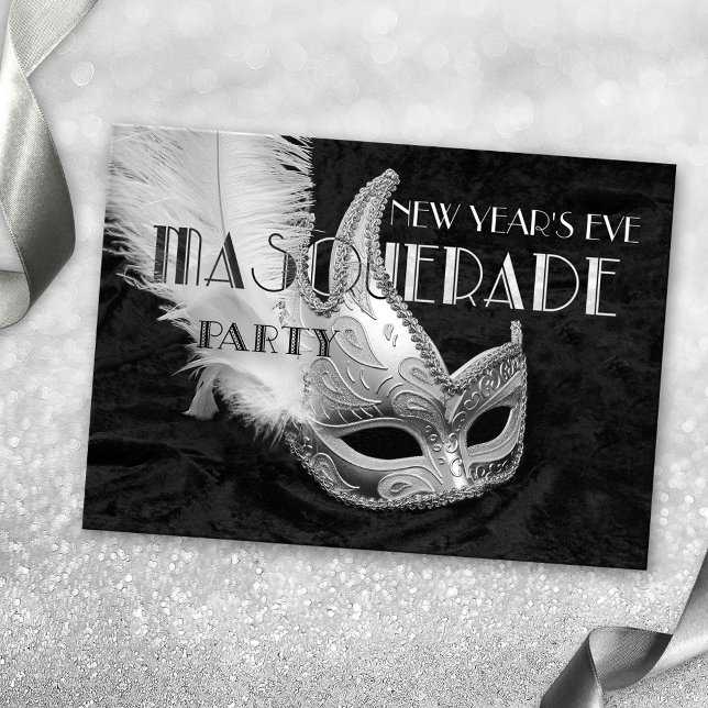 Invitation à la mascarade de bal en argent noir (A festive masquerade party invitation in black and white featuring a silver mask on black velvet)
