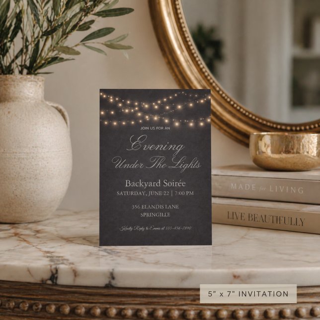 Invitation à la réunion sous les lumières de chaîn (String lights glow over a charcoal evening setting for a refined backyard gathering)