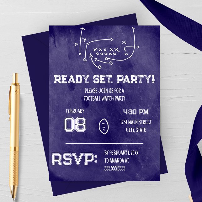 Invitation à la soirée de visionnement de football (Ready Set Party | Xs and Oxs | Football Watch Party Invitation | Blue Chalkboard)