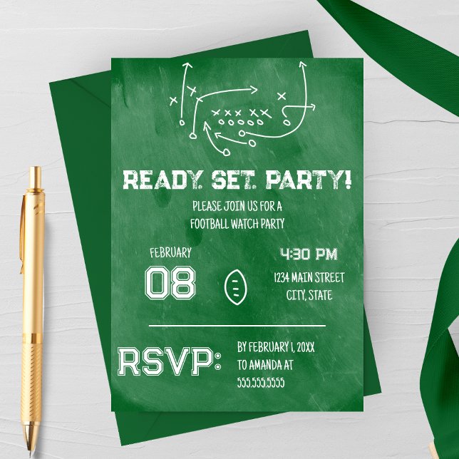 Invitation à la soirée de visionnement de football (Ready Set Party | Xs and Oxs | Football Watch Party Invitation | Green Chalkboard)