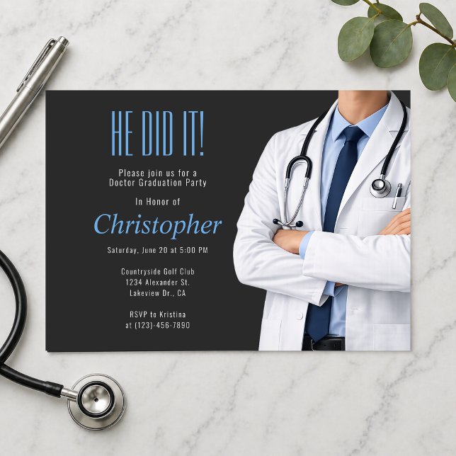 Invitation à la soirée photo de remise de diplômes (Modern doctor graduation invitation with clean layout and elegant white coat design)