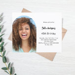 Invitation à l'anniversaire de l'arc photo<br><div class="desc">Ajoutez votre propre photo de taille verticale. Un cadre photo en arc. Une couleur arrière - plan blanche chic. Personnalisez et ajoutez un nom et des détails du parti. 1 feuille = 1 invite imprimé bord à bord.</div>