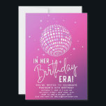 Invitation À l'ère de son anniversaire, fête de l'ère, fête d<br><div class="desc">Dans Son Anniversaire, Era Party, Eras Party Invitation présente une simple boule de parties scintillant disco avec le texte "In Her Birthday Era" dans le script moderne de typographie blanche. Parfait pour tous les âges Fêtes d'anniversaire de Swifties. Envoyez par la poste ou téléchargez simplement l'invitation numérique partageable téléchargeable. Conçu...</div>
