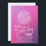 Invitation À l'ère de son anniversaire, fête de l'ère, fête d<br><div class="desc">Dans Son Anniversaire, Era Party, Eras Party Invitation présente une simple boule de parties scintillant disco avec le texte "In Her Birthday Era" dans le script moderne de typographie blanche. Parfait pour tous les âges Fêtes d'anniversaire de Swifties. Envoyez par la poste ou téléchargez simplement l'invitation numérique partageable téléchargeable. Conçu...</div>