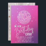 Invitation À l'ère de son anniversaire, fête de l'ère, fête d<br><div class="desc">Dans Son Anniversaire, Era Party, Eras Party Photo Invitation présente une simple boule de parties scintillant disco avec le texte "In Her Birthday Era" dans le script moderne de typographie blanche. Ajoutez votre photo préférée au verso. Parfait pour tous les âges Fêtes d'anniversaire de Swifties. Envoyez par la poste ou...</div>
