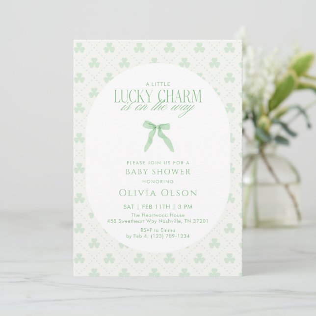 Invitation A Little Lucky Charm Is on the Way Baby Shower (Debout devant)