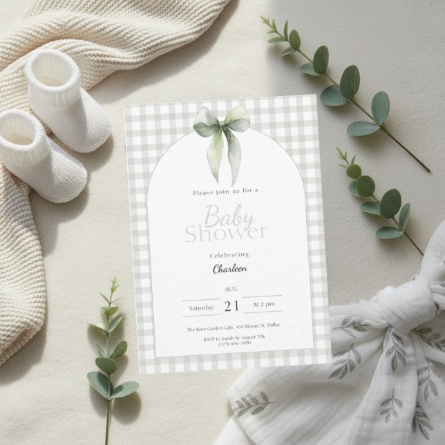 Invitation à une Baby Shower en Gingham Vert Sauge (Baby shower invitation on soft beige blanket with eucalyptus, booties and muslin cloth)