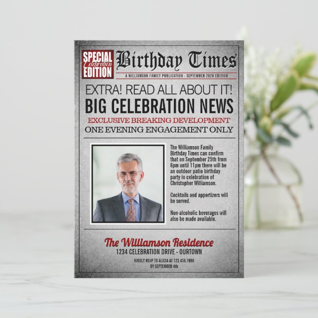 Invitation à une fête d'anniversaire sur un journa (Debout devant)