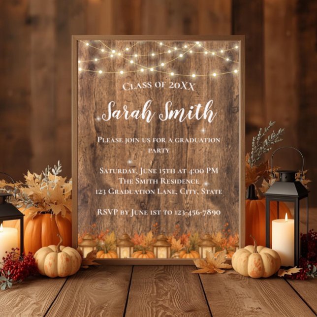 Invitation à une fête de fin d'études rustique d'a (Rustic fall graduation invite with pumpkins, lanterns, string lights & cozy autumn charm.)
