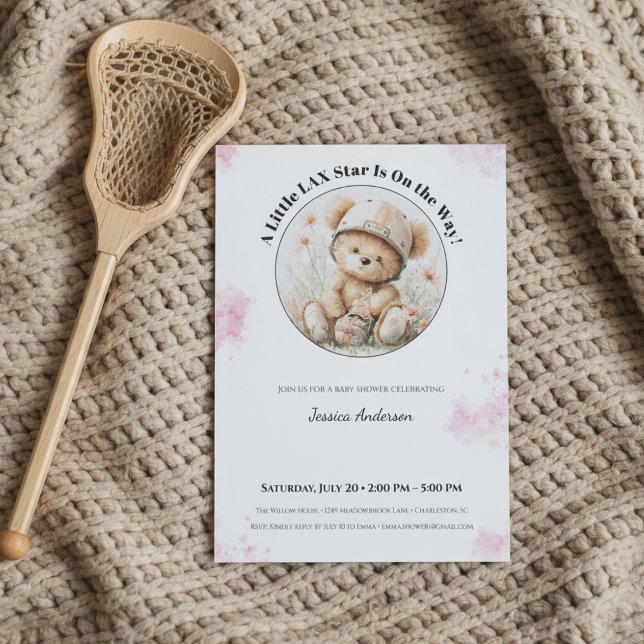 Invitation à une fête prénatale Lacrosse pour fill (Baby shower uitnodiging met lacrosse beer en houten stick op beige gebreide deken.)