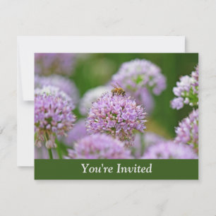 Invitation Abeille heureux avec violet Allium Flower Surprise