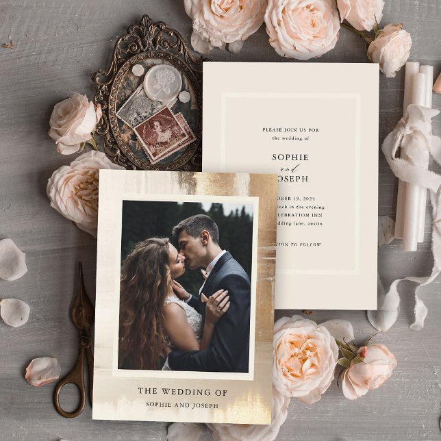 Invitation Abstrait d'or | Élégant Mariage photo (A glamorous photo wedding invitation with an abstract gold background and a neutral tone on the back)