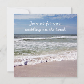 Invitation Accident de vagues sur la plage sablonneuse