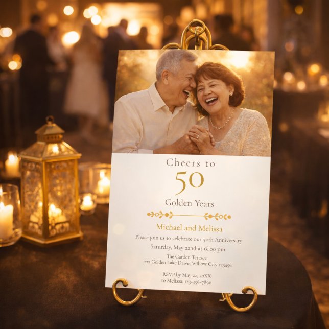 Invitation Acclamations romantiques pour 50 ans d'or (Elegant gold anniversary invite displayed at a romantic candlelit venue entrance)