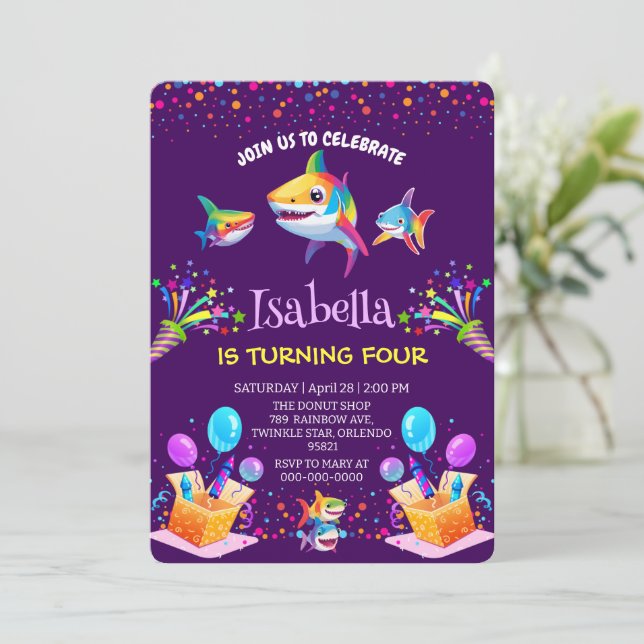 Invitation Amusant ballon de requin arc-en-ciel fête d'annive (Debout devant)