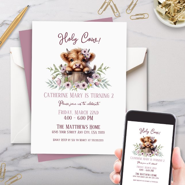 Invitation Animaux de ferme mignons Highland Cow Rose Girl An (Cute pink purple highland cow in farm animal wooden pail with floral greenery for kids birthday)