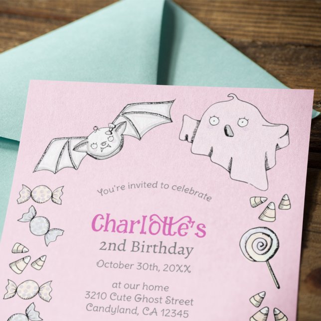 Invitation Aniversario de los niños de Halloween de dulce dul (Cute Pink Halloween Kids Birthday Invitation. Hand Drawn Adorable Baby Bat, Ghost, Candy, Lolipops.)