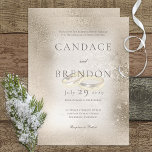 Invitation Anneaux Mariage or sur Mariage or<br><div class="desc">Cette conception simple mais élégante montre une paire de bandes mariages en or uni dans un arrière - plan blur blanc doux sur l'arrière - plan parties scintillant en or de champagne. Ce design fait partie des anneaux Mariage Gold sur Gold Mariage Suite Collection créée par Simply Farmhouse Press.</div>
