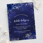 Invitation Anniversaire bleu marine fleurs argent brillant lu<br><div class="desc">Un arrière - plan bleu marine,  décoré de parties scintillant faux argentées,  brille et florale bleue. La couleur bleue est inégale. Personnalisez et ajoutez un nom et des détails du parti.</div>