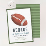 Invitation Anniversaire de enfant de football américain<br><div class="desc">Ce design d'invitation anniversaire de enfant, mignon et moderne, sur le thème du sport, présente un dessin animé sur le football américain. L'invitation peut être personnalisé avec votre nom de garçon et d'autres détails nécessaires à votre fête. L'addition sportive parfaite à la fête de votre enfant. Cette invitation est prévue...</div>
