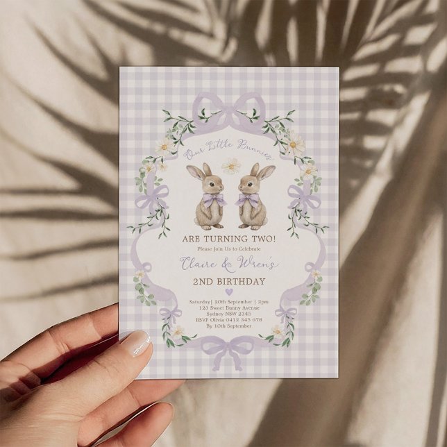 Invitation Anniversaire de jumeaux lapins en gingham violet (Créateur téléchargé)