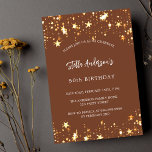 Invitation Anniversaire des étoiles d'or brun<br><div class="desc">Arrière - plan marron décoré d'étoiles dorées. Personnalisez et ajoutez un nom et des détails du parti. Le nom est écrit avec un script de style écrit à la main,  des lettres de couleur blanche.</div>