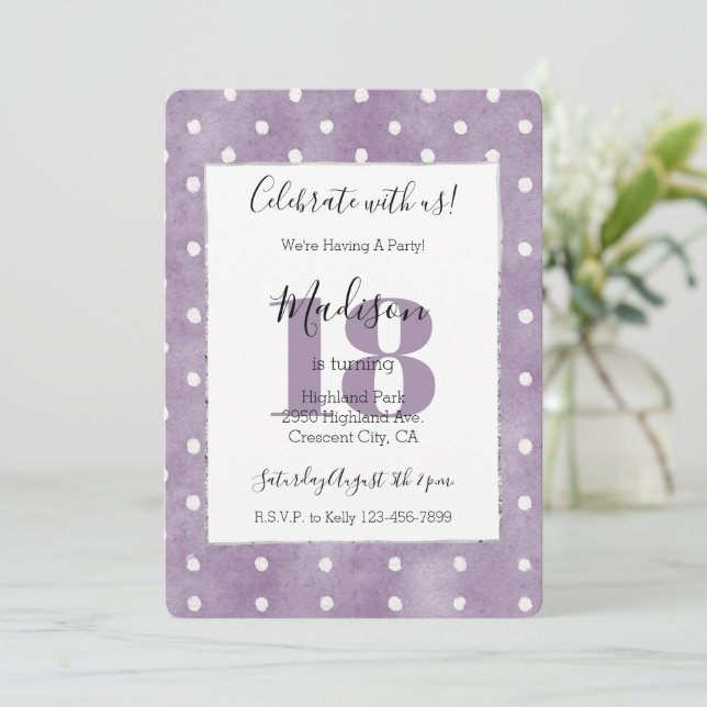 Invitation Anniversaire Féminin Points Blancs Violets (Debout devant)