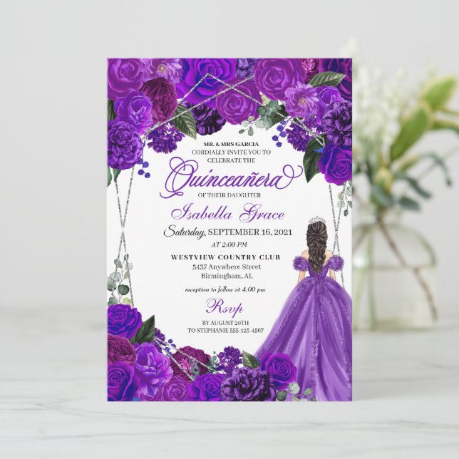 Invitation Anniversaire floral de Quinceanera violet élégant (Debout devant)