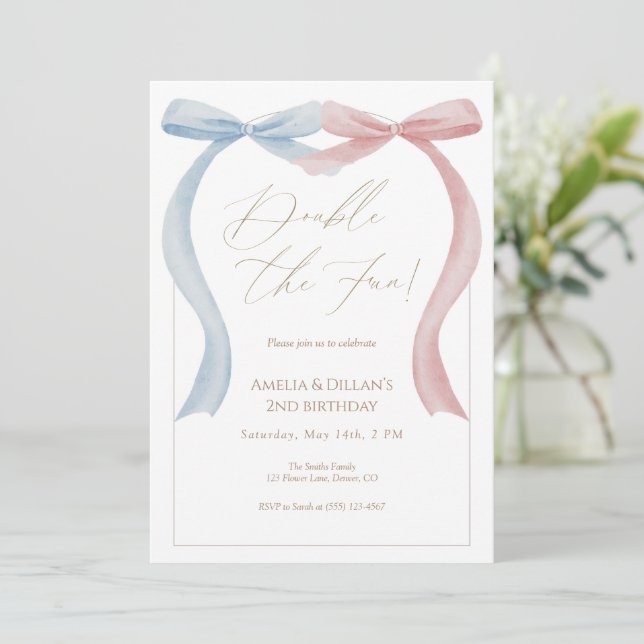 Invitation anniversaire jumeaux arc-en-ciel rose e (Debout devant)