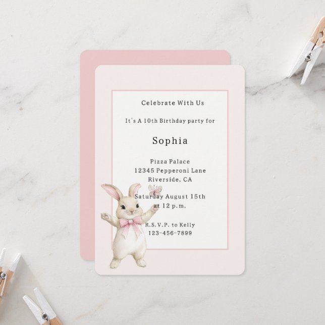 Invitation Anniversaire Lapin Papillon Rose Blush (Devant/Arrière en situation)