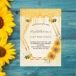 Invitation Anniversaire or bumble abeilles tournesol parties<br><div class="desc">Elégante, amusante, rustique été et automne 21e (ou tout âge) invitation de fête d'anniversaire. Un arrière - plan jaune avec un motif de nid d'abeille. Avec un cadre géométrique en faux or et des gouttes de parties scintillant en faux or. Décoré de tournesols jaunes et oranges et d'abeilles bourdonnantes. Personnalisez...</div>