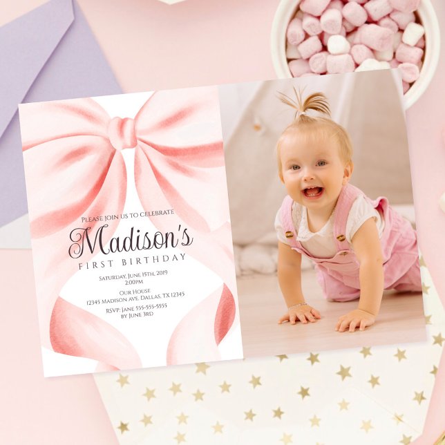 Invitation anniversaire premier avec un nœud rose  (Créateur téléchargé)