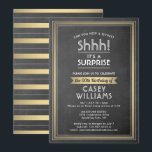 Invitation Anniversaire Surprise Party Black Chalkboard et Go<br><div class="desc">Peux-tu garder un secret ? Famille d'Invitations et amis à une fête d'anniversaire élégante et passionnante surprise avec des invitations personnalisées en noir, blanc et or. Toute la formulation de ce modèle est simple à personnaliser, y compris le message qui dit "Shhh! C'est une SURPRISE." Le design comprend une bordure...</div>