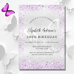 Invitation Anniversaire violet papillon d'argent scintille lu<br><div class="desc">Une invitation d'anniversaire moderne,  élégante et minimaliste. Arrière - plan à l'aspect argent faux décoré avec des étincelles de parties scintillant violet et un butterlfy comme filigrane. Personnalisez et ajoutez vos noms et les détails du mariage. Lettres de couleur noire.</div>