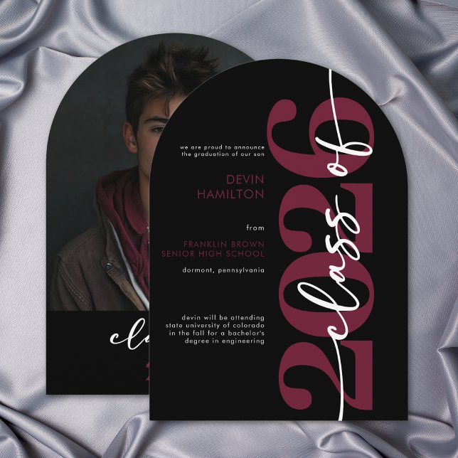 Invitation Annonce de diplôme Arch avec typographie bourguign (Modern Burgundy Typography Arch Grad Announcement)