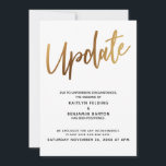 Invitation Annonce de mise à jour de Postponed Wedding Gold<br><div class="desc">La particularité de cette suite est due à la police de caractères moderne et manuscrite utilisée pour les phrases d'accentuation. Dans ce morceau, la police de caractères manuscrite a été utilisée pour créer un graphique simple qui indique "Mise à jour", en grand et en gras. Le graphique a été amélioré...</div>