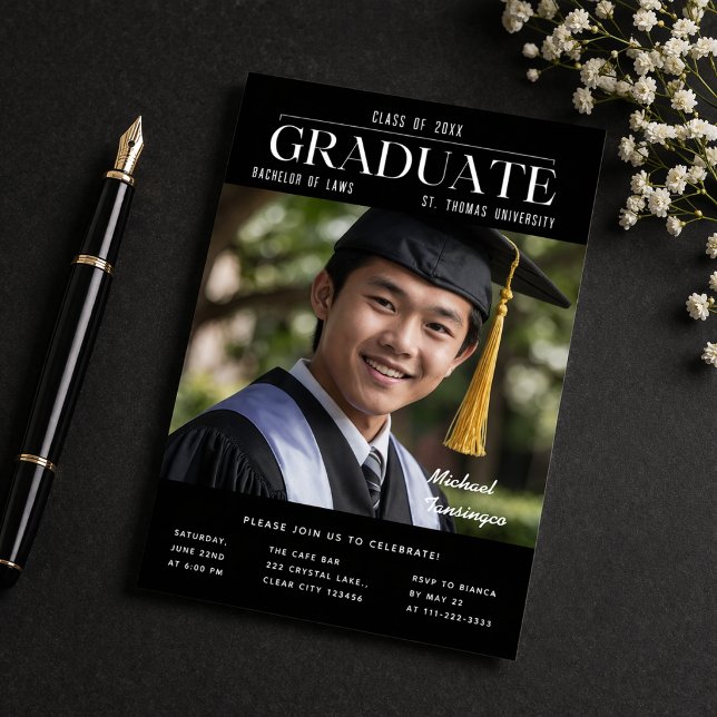 Invitation Annonce de photo de remise de diplôme Black Gold (Black gold graduation invitation with photo Class of 2026 modern editorial design)