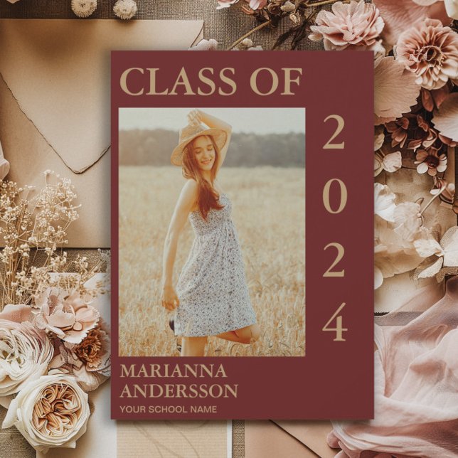 Invitation Annonce de photo de remise de diplôme en typograph (Burgundy and gold graduation photo announcement)