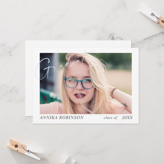 Invitation Annonce de remise de diplôme en écriture moderne  (Devant/Arrière en situation)