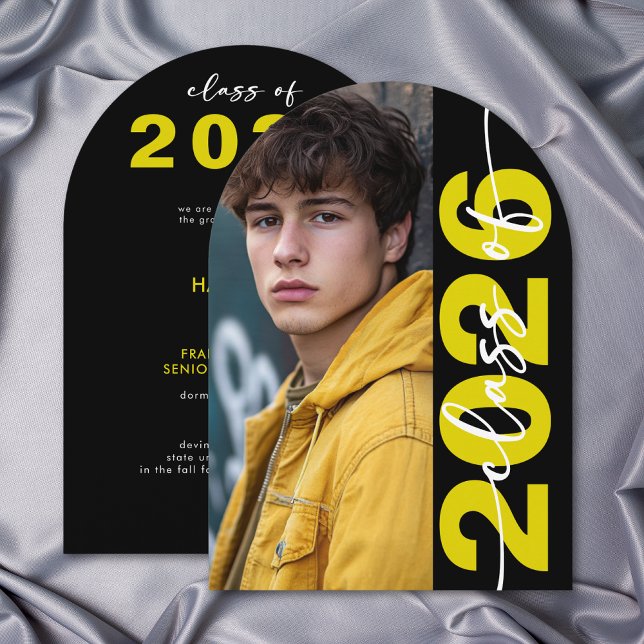 Invitation Annonce de remise de diplôme en typographie jaune  (Modern Yellow Typography Arch Grad Announcement)