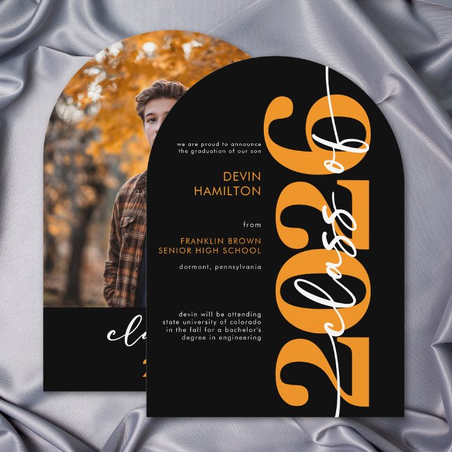 Invitation Annonce de remise de diplôme en typographie orange (Modern Orange Typography Arch Grad Announcement)