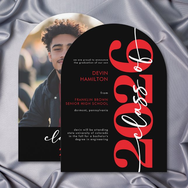 Invitation Annonce de remise de diplôme en typographie rouge  (Modern Red Typography Arch Grad Announcement)