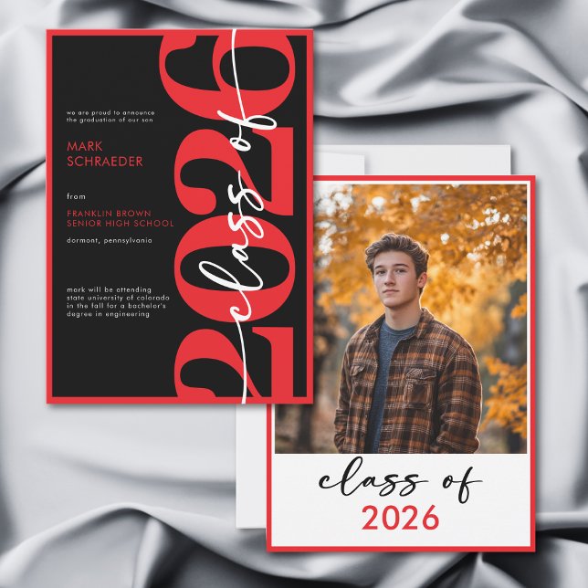 Invitation Annonce de remise de diplôme en typographie rouge  (Modern Red Typography Graduation Announcement)
